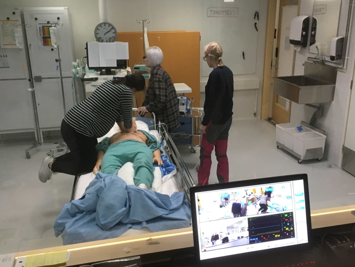 Opiskelijoita Lahden ammattikorkeakoulun simulaatiotilassa.elvytysharjoituksessa.