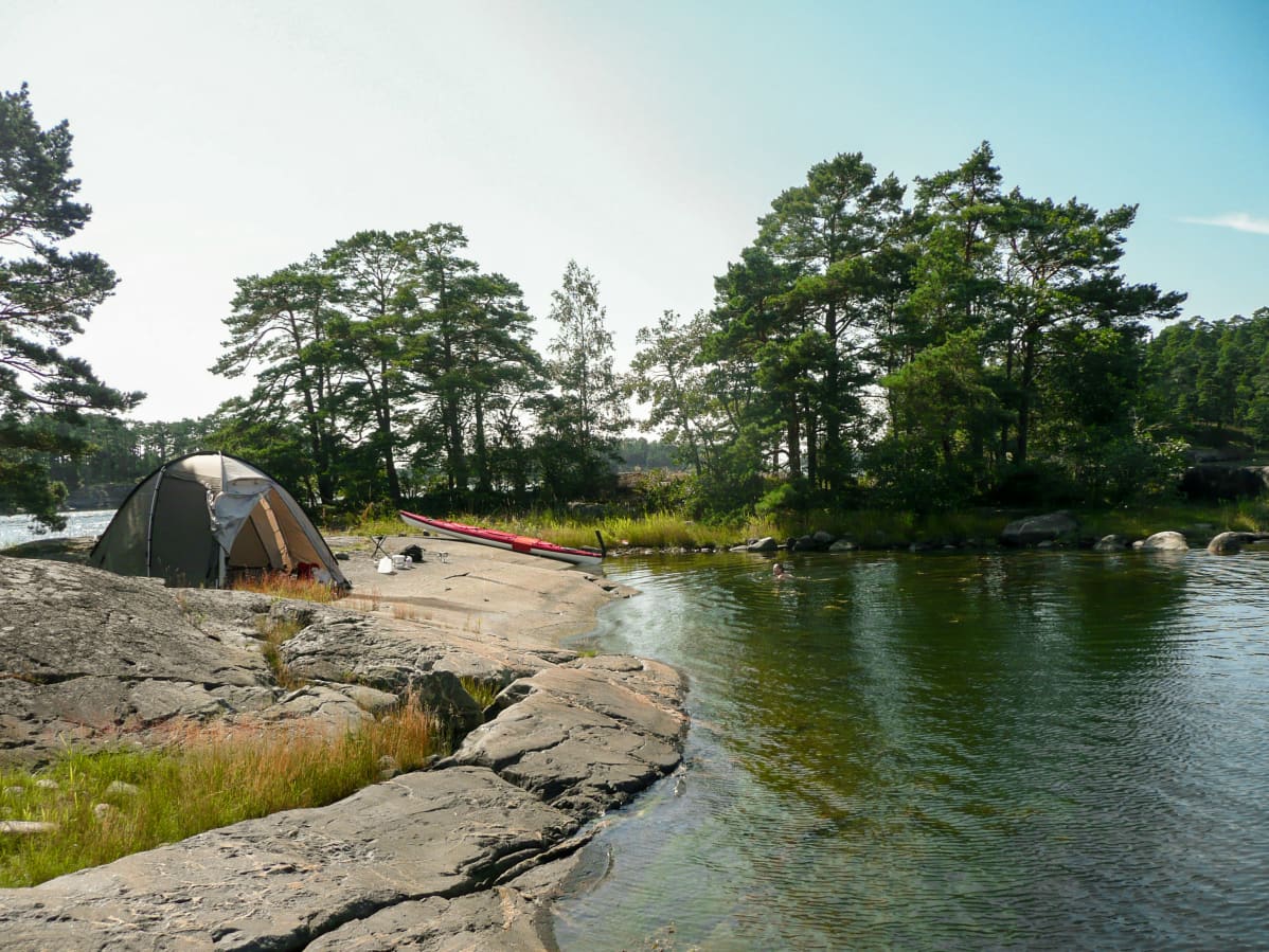 Leiripaikka kajakkiretkellä Tammisaaren saaristossa.