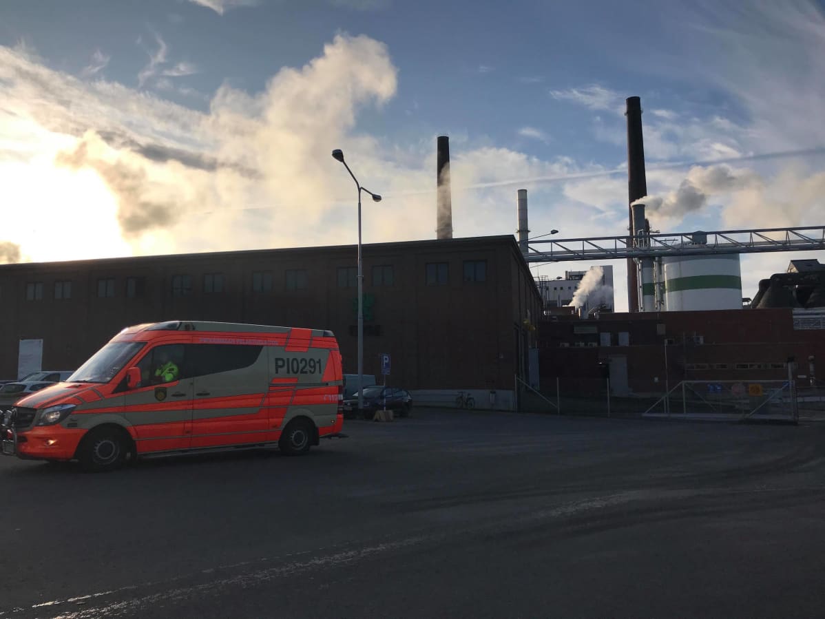 ambulanssi tervasaaren portin edessä