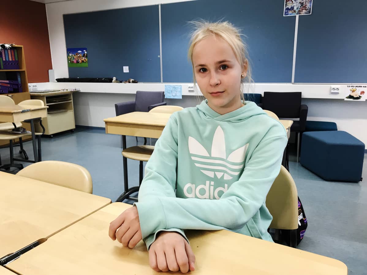 Ruutanan koulun oppilas Anni Keltanen istuu pulpetissa.