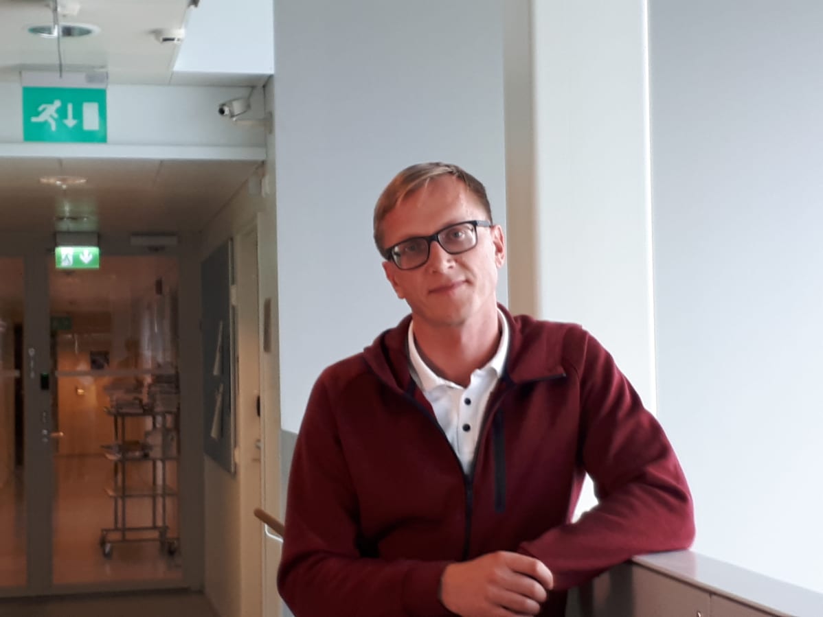 Sosiologian professori Jani Erola Turun yliopiston käytävällä