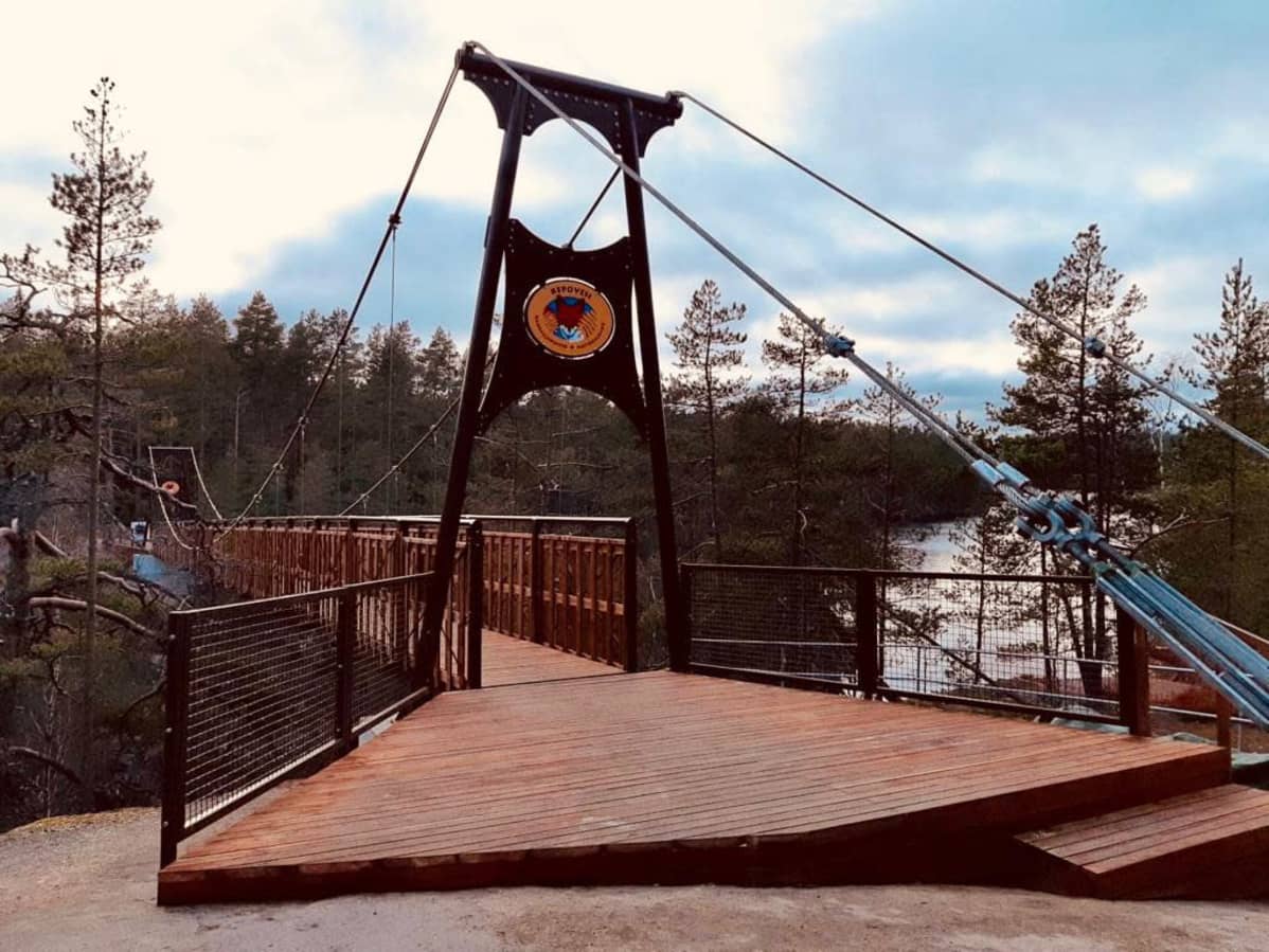 Puinen riippusilta metsämaisemassa Repoveden kansallispuistossa Kouvolassa