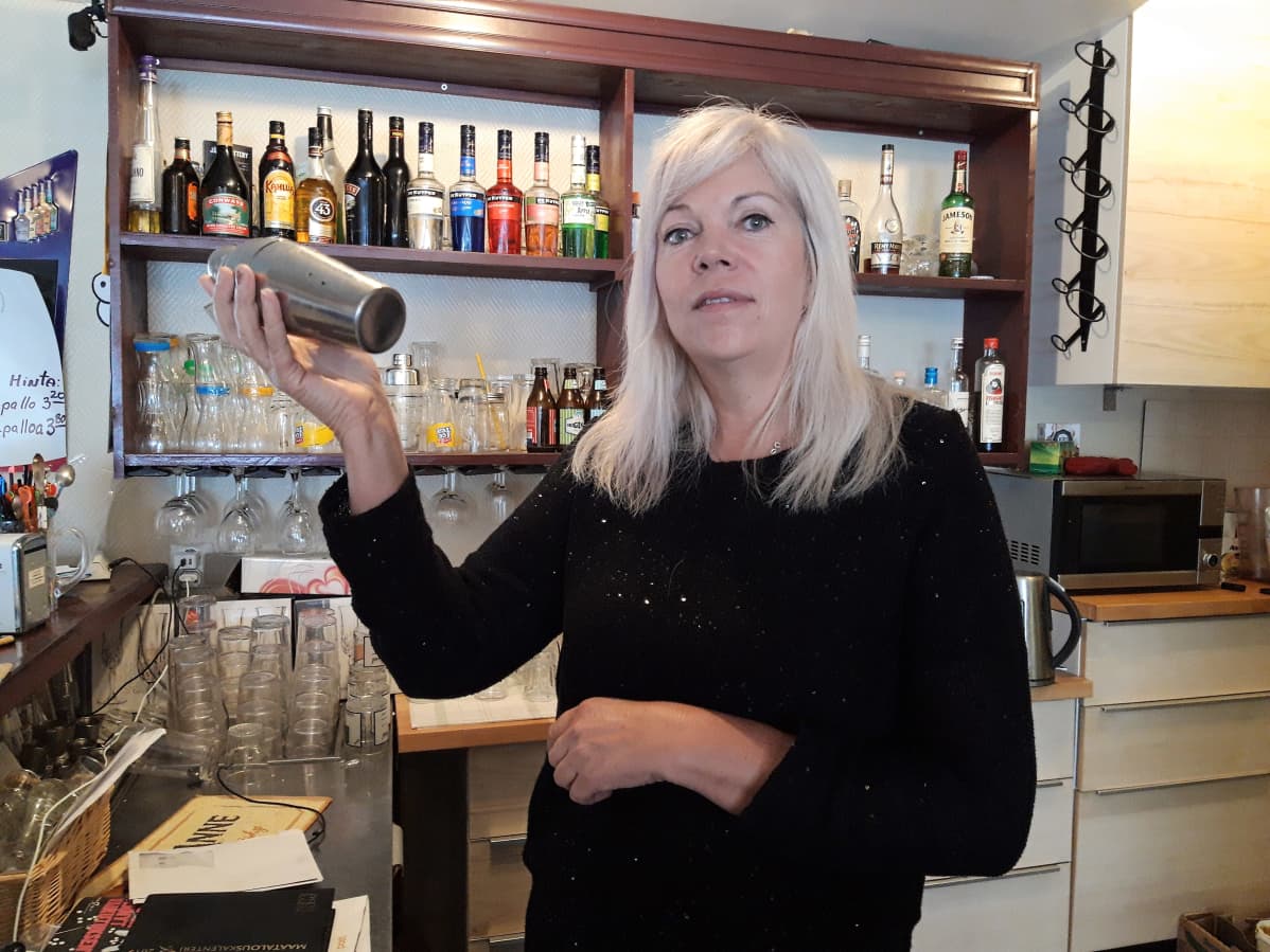 Natalia Alaspää ravintolatiskin takana.