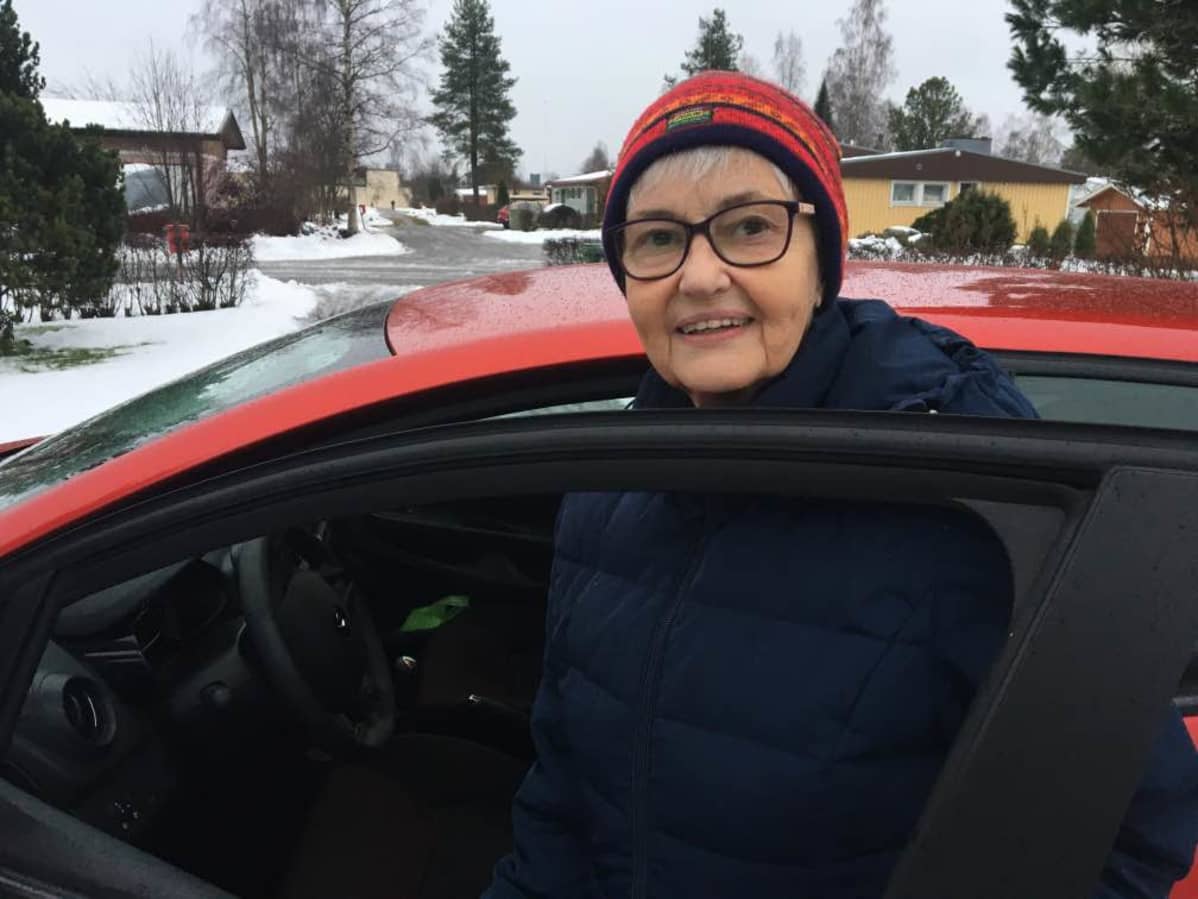 Isoäiti menossa autoon.