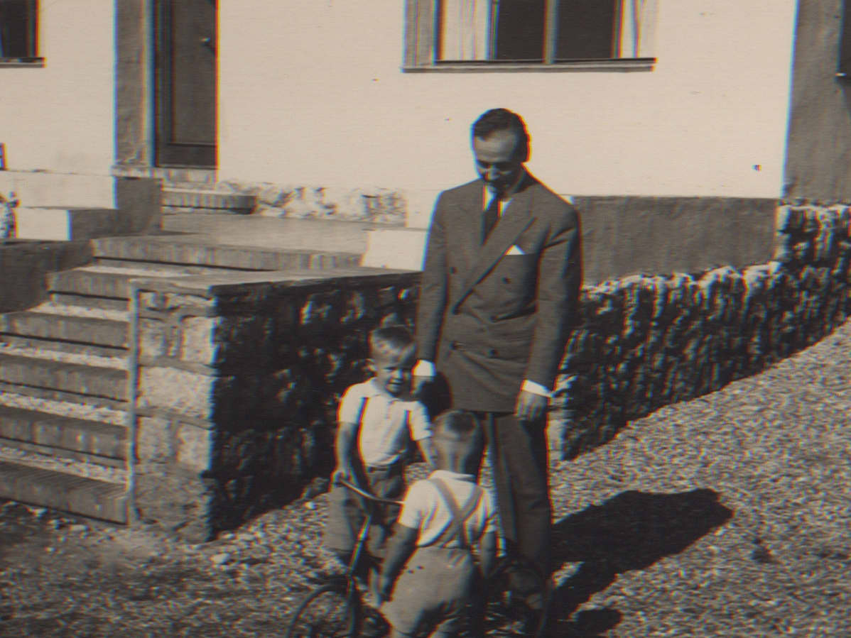 Hannu Hallamaan isä katsoo kun lapset leikkivät.