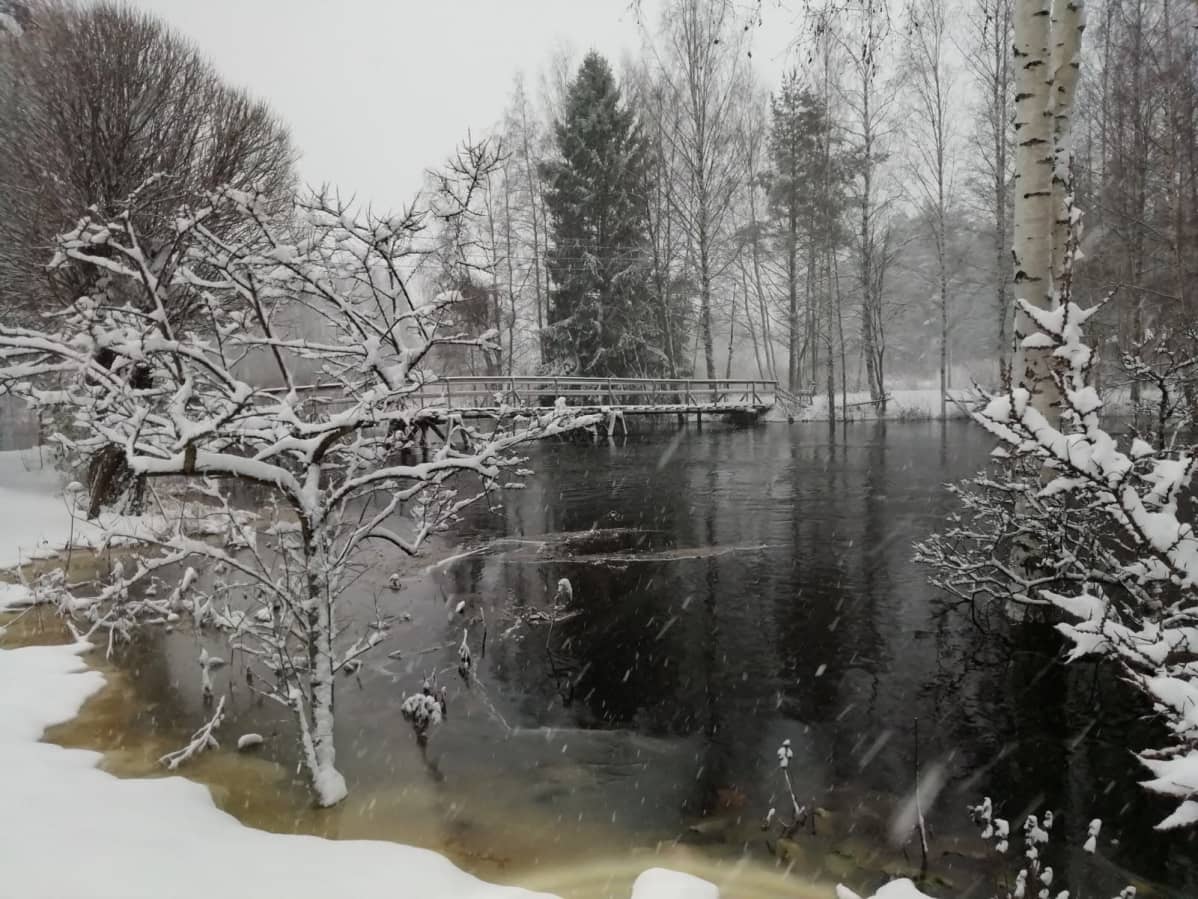 Seinäjoen vanha uoma on täynnä vettä, lunta sataa.
