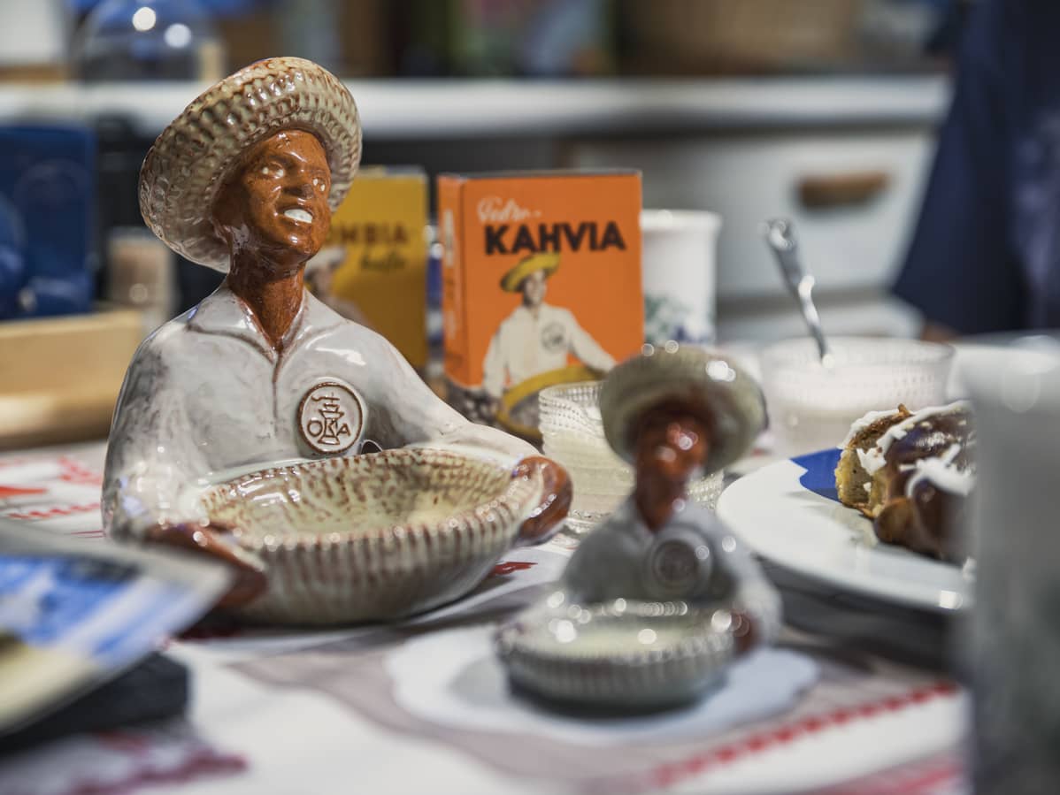 Oka-kahvipatsaita: ruskeaihoinen keraaminen mies jolla on päässään sombrero.