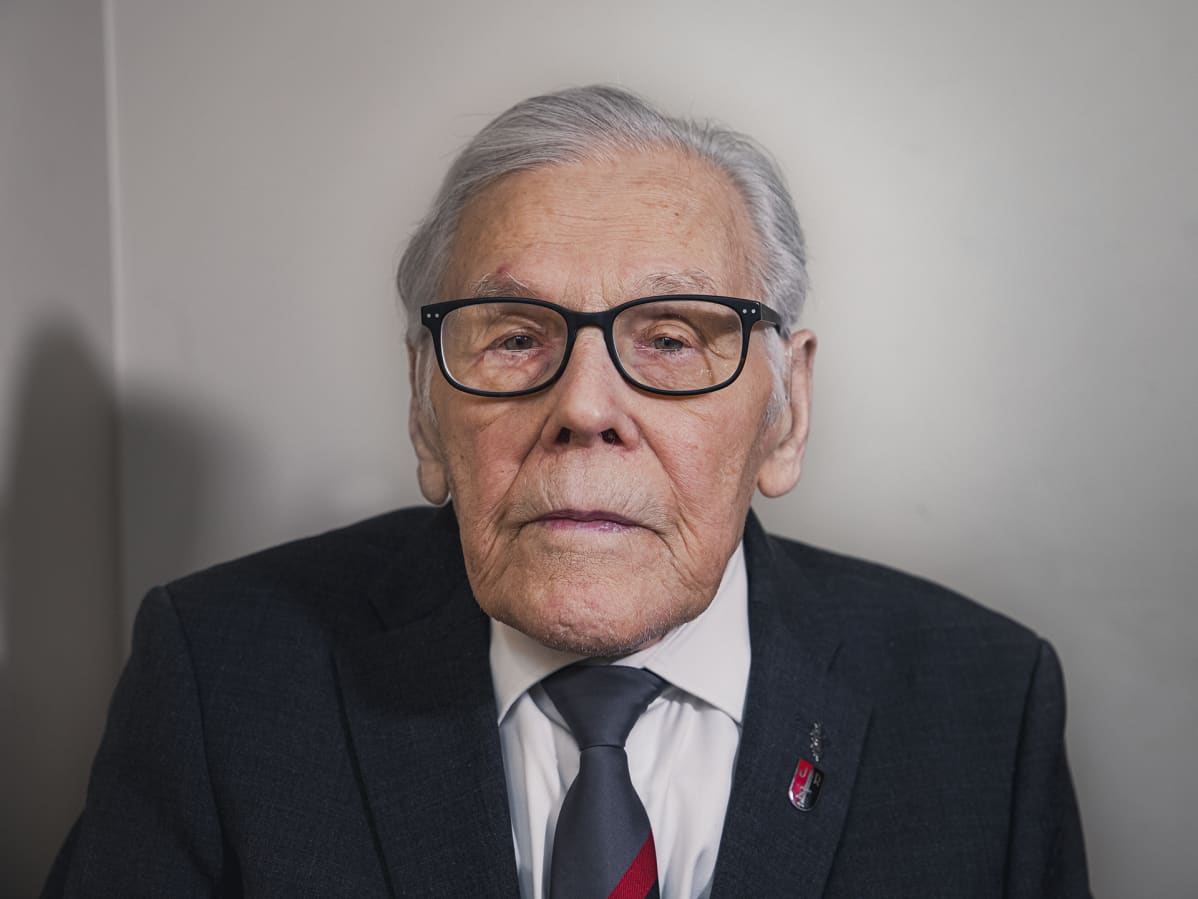 Osman Abdrahim katsoo kameraan.