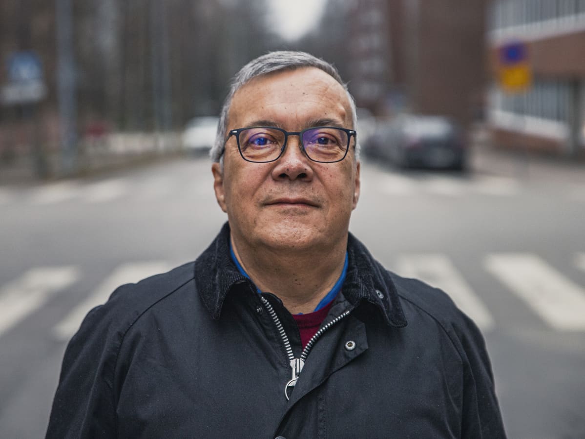 Ari Wan katsoo kameraan.
