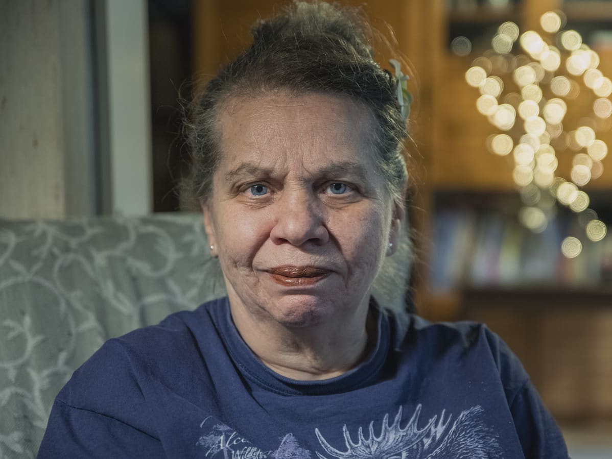 Marianne Sonntag katsoo kameraan.