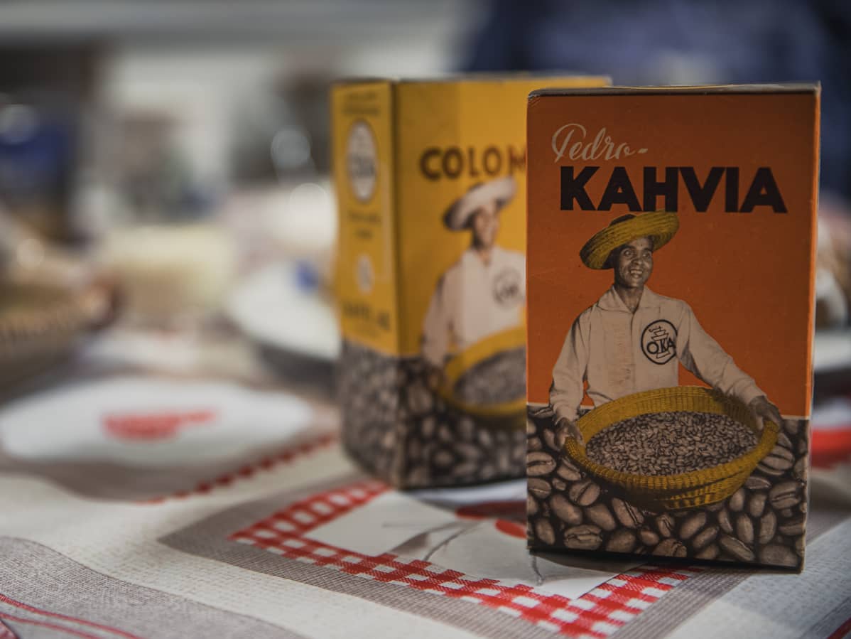 Oka-kahvipaketteja vuosikymmenten takaa, joissa on Holger Sonntagin valokuva kyljessä.