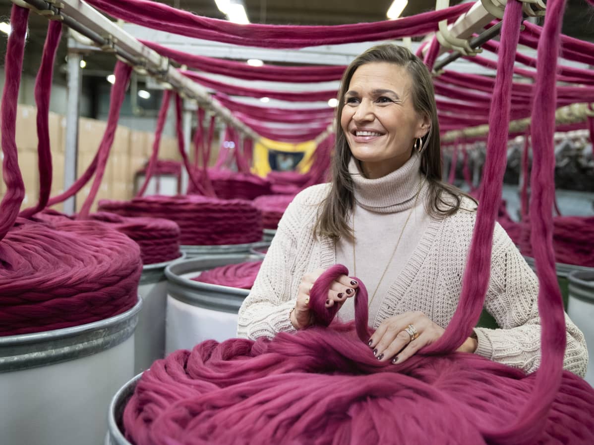 Lankavalmistaja Novitan toimitusjohtaja Daniela Yrjö-Koskinen yhtiön Kouvolan tehtaalla.