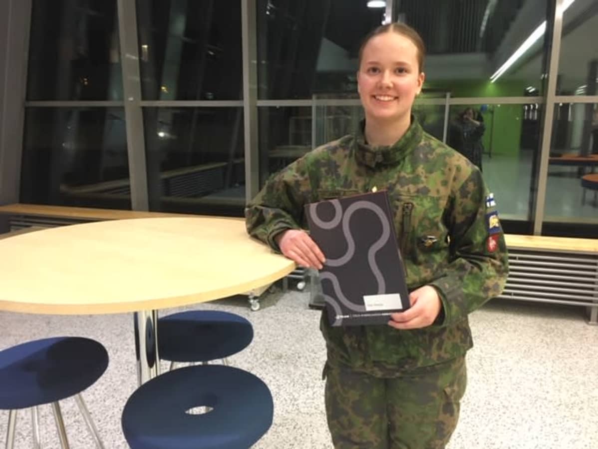 Lähiesimiehen opintoja suorittanut upseerikokelas Siiri Finnilä