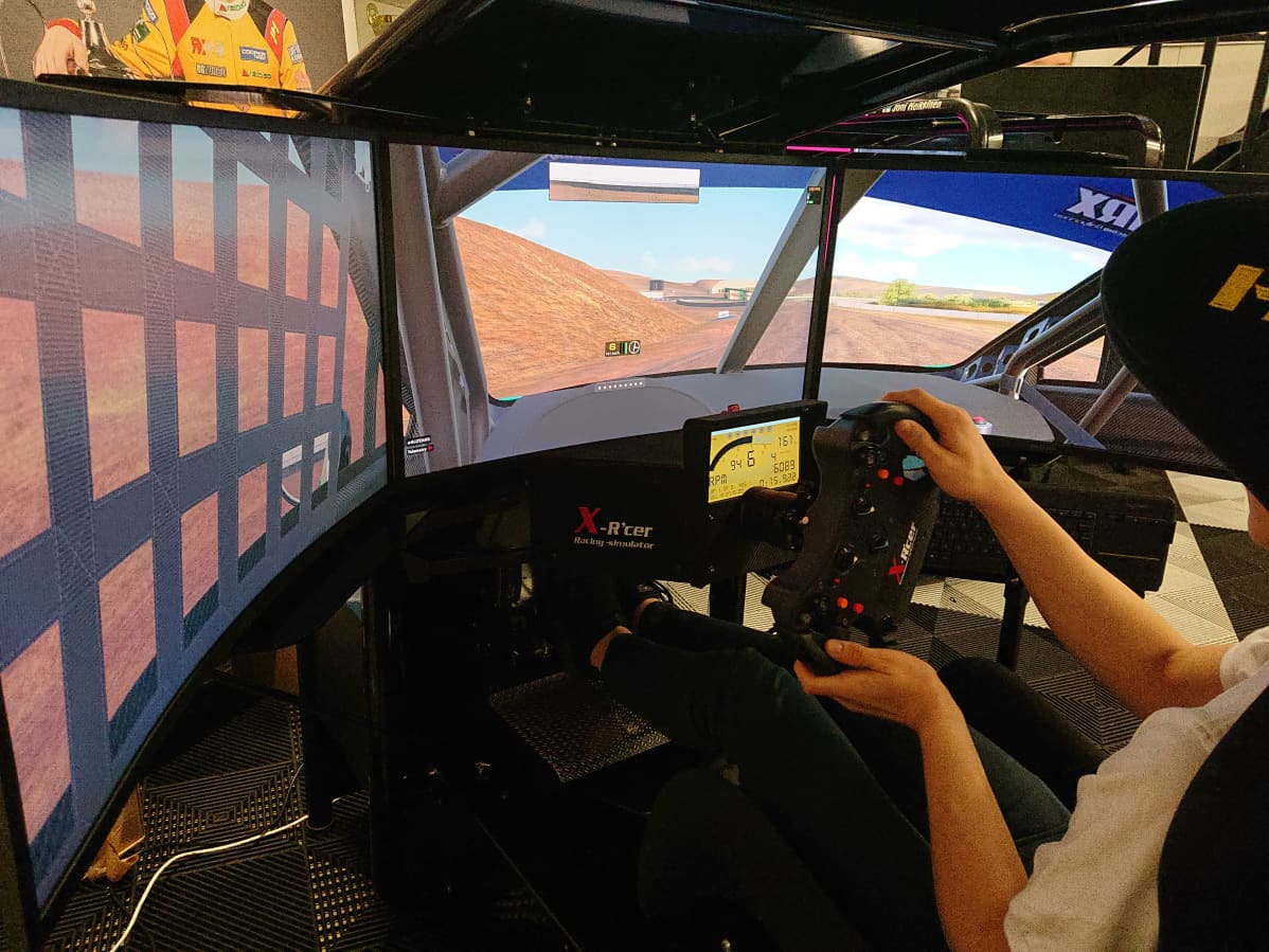 Sami-Matti Trogen ajamassa iRacing-ajosimulaattorilla.