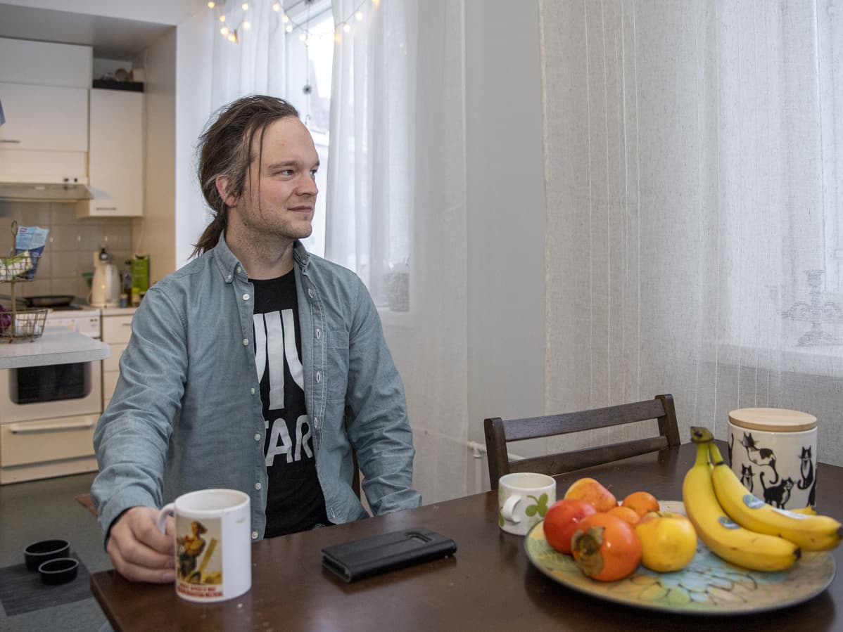 Ville Salminen istuu pöydän äärellä.
