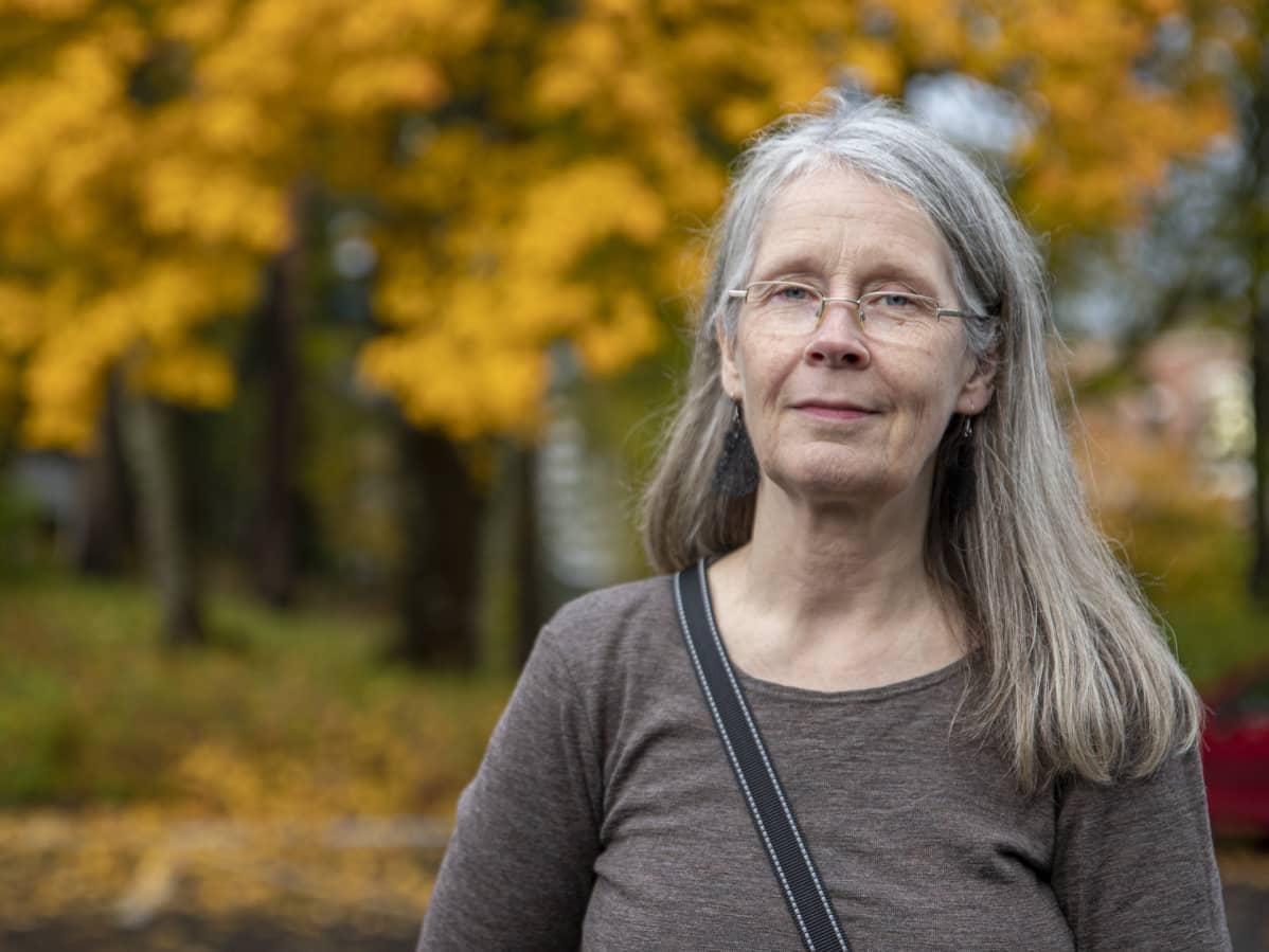 Kulttuuriluotsitoimintaa Jyväskylässä koordinoiva Hannemari Laitinen syksyisessä maisemassa.