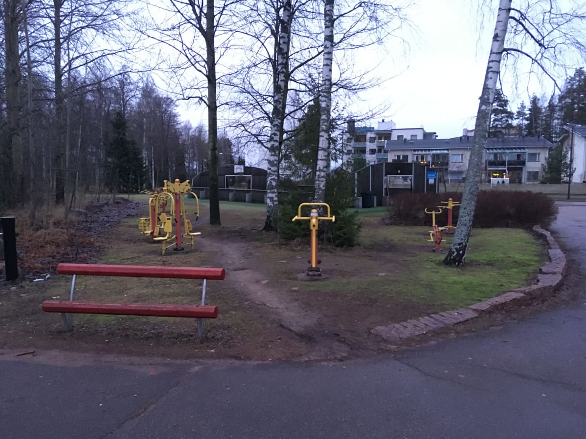 Jalkapalloilija Teemu Pukin mukaan nimetty lähiliikuntapaikka Kotkan Hirssaaressa.