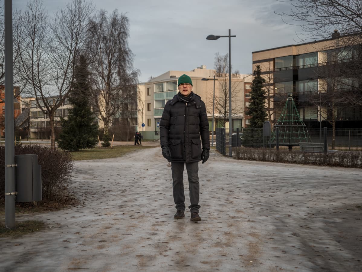 Yhteyspäällikkö Eero Kalmakoski Liikenneturvasta kävelee liukkaalla tiellä