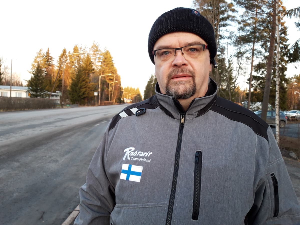 Jussi Mikkola seisoo tien vieressä