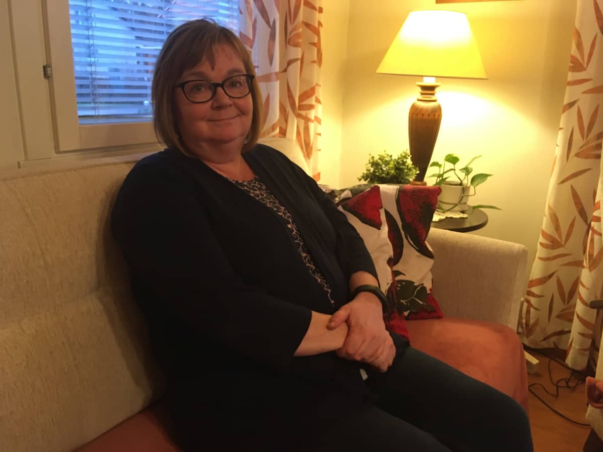 Kotkalainen entinen viulisti Lisa Kallström-Jokipii kotonaan.