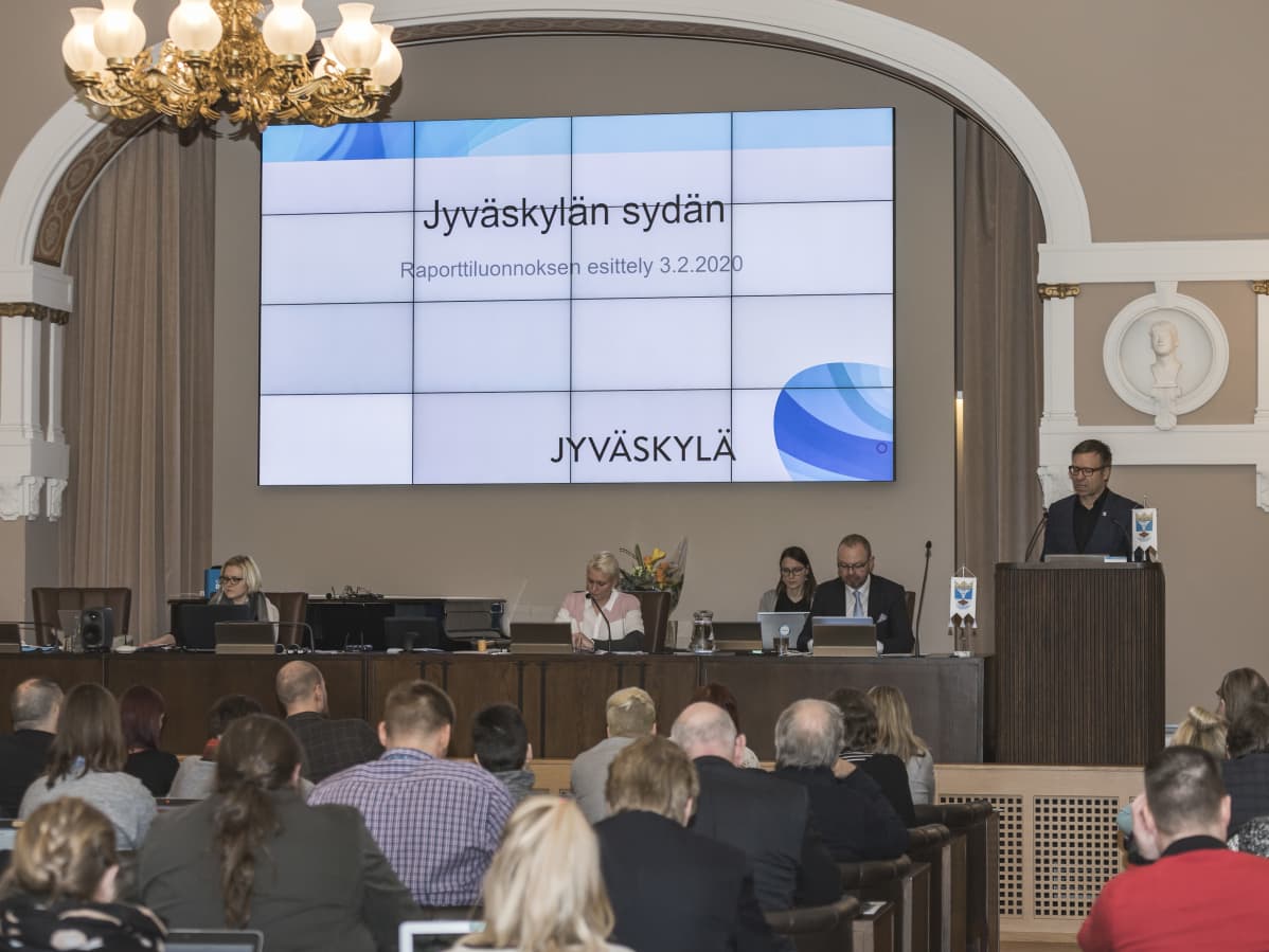 Janne Viitamies Jyväskylän kaupungintalolla esittelemässä Jyväskylän Sydän -hanketta.