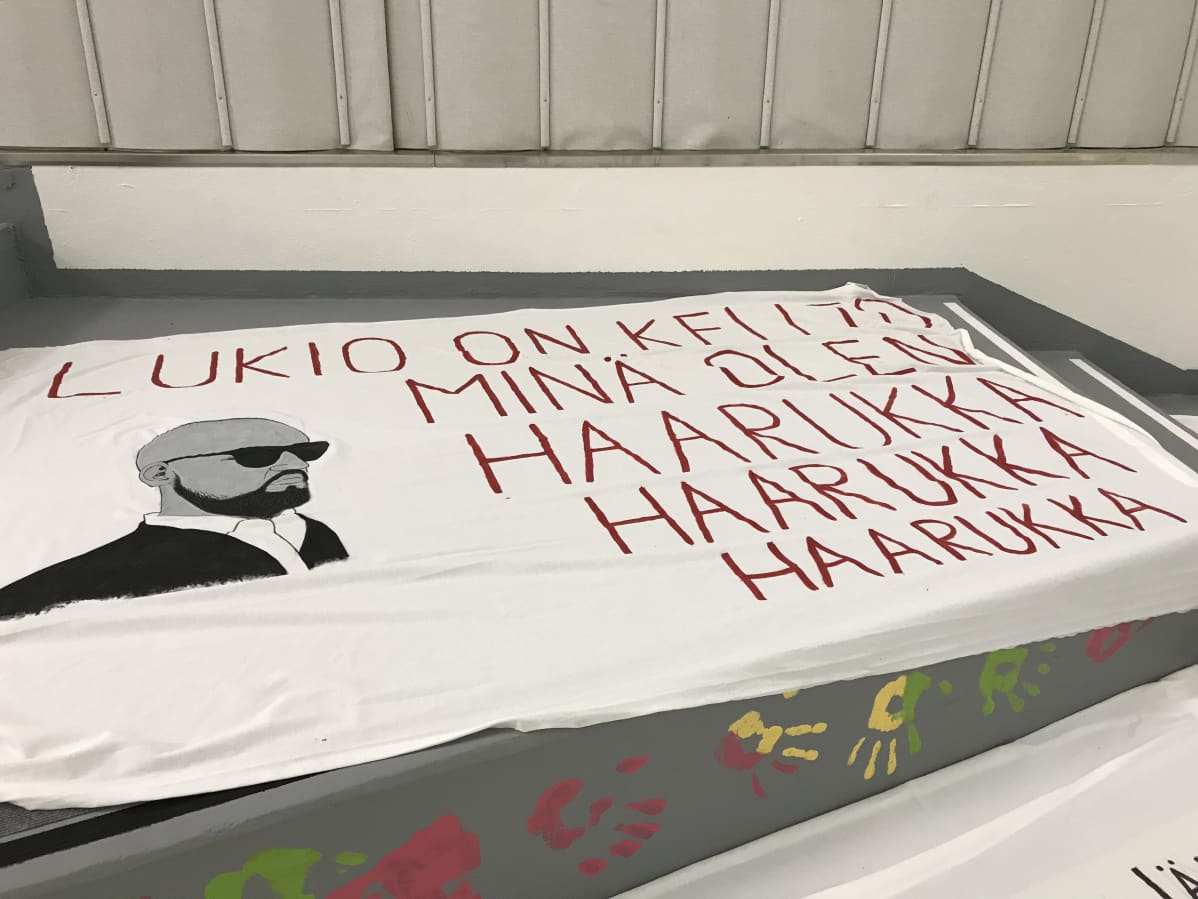 Orimattilan Erkko-lukion penkkarilakanassa siteerataan Pyhimystä.