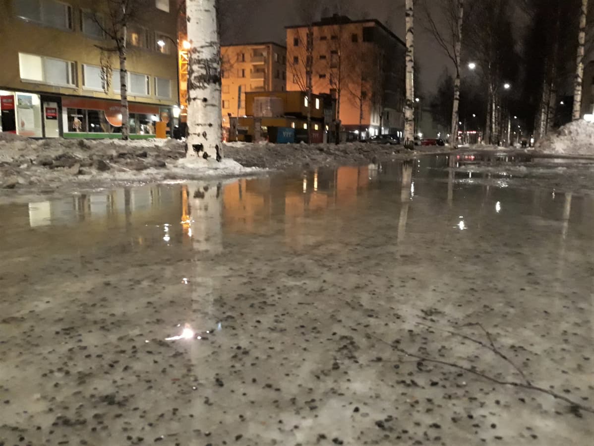 Joensuun Kirkkokadun jalkakäytävä oli veden peitossa maanantainaamuna