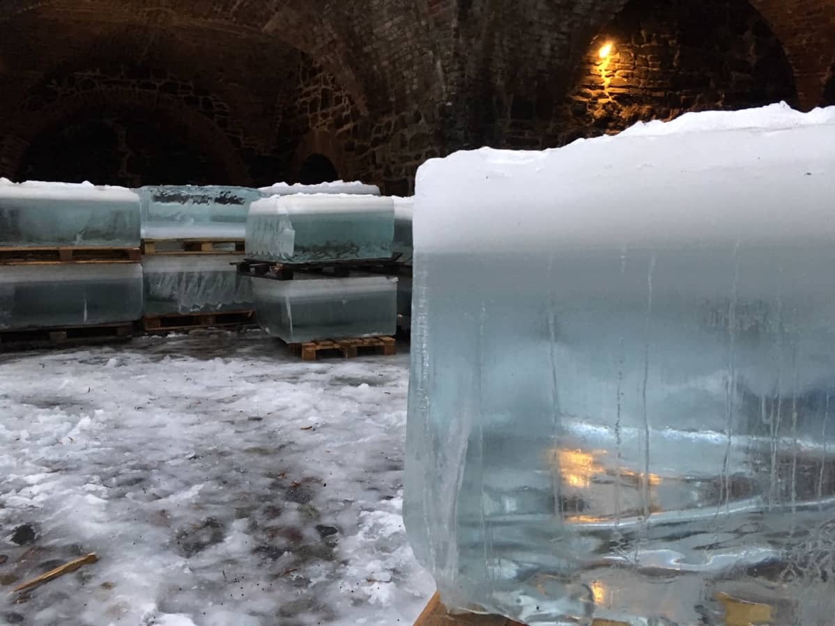 Jääkuutioita Olavinlinnan sisäpihalla.