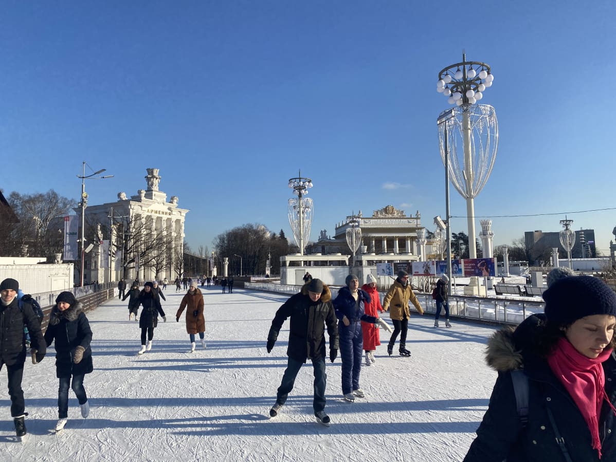moskovalaiset luistelevat luistinradalla