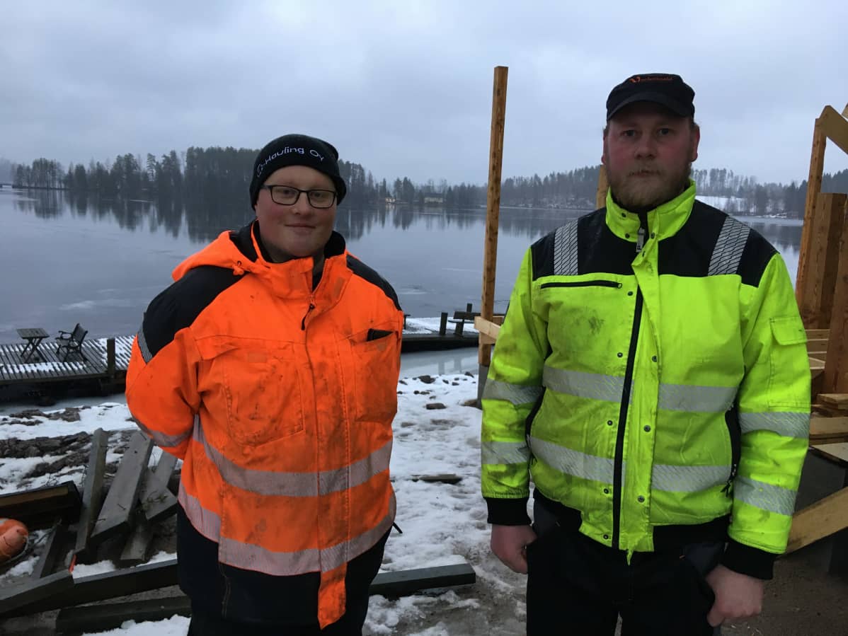 Yrittäjä Ville Pisto ja Vuolenkosken kyläyhdistyksen puheenjohtaja Eero Paronen ovat Iitin Vuolenkoskelle rakenteilla olevan ravintolan työmaalla.