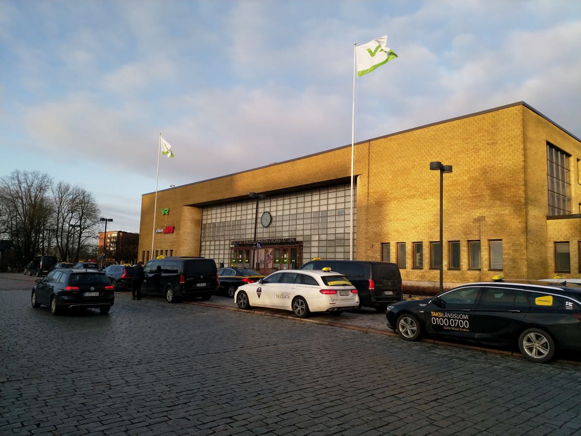 Takseja Turun rautatieaseman edessä.