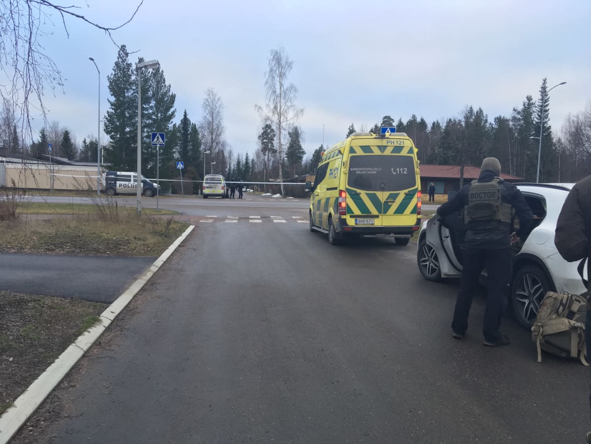 Poliiseja ja ambulanssi piiritystilanteessa