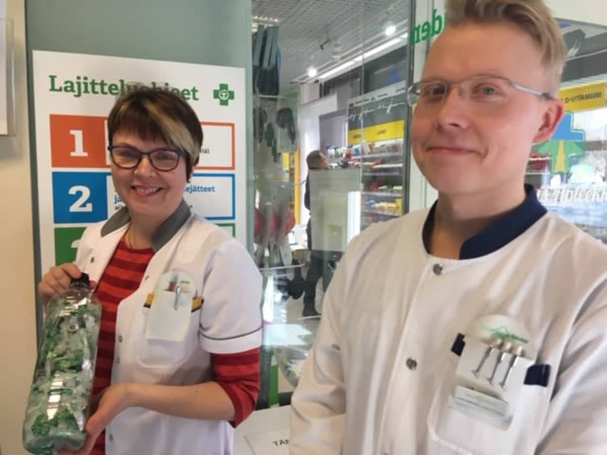 Lääketyöntekijä Kirsi Jäätteenmäki ja proviisori Jukka Risikko esittelee jätejääkkeiden palautuspistettä.