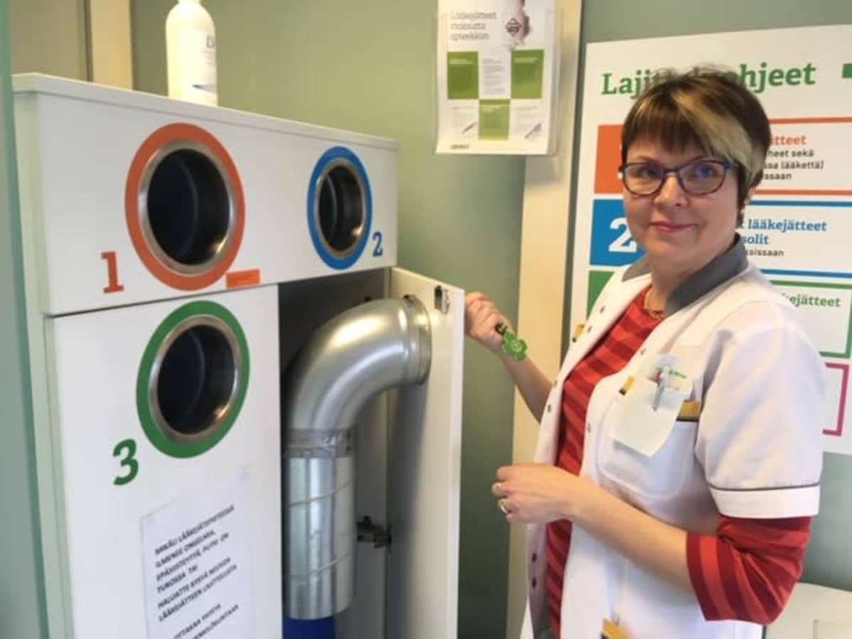 Lääketyöntekijä Kirsi Jäätteenmäki esittelee lapualaisapteekin jätejääkkeiden palautuspistettä.
