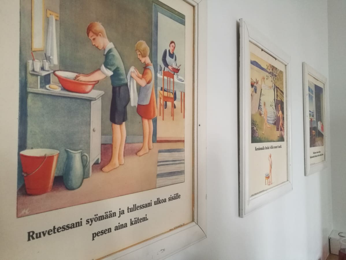 Opetustaulussa neuvotaan pesemään kädet.