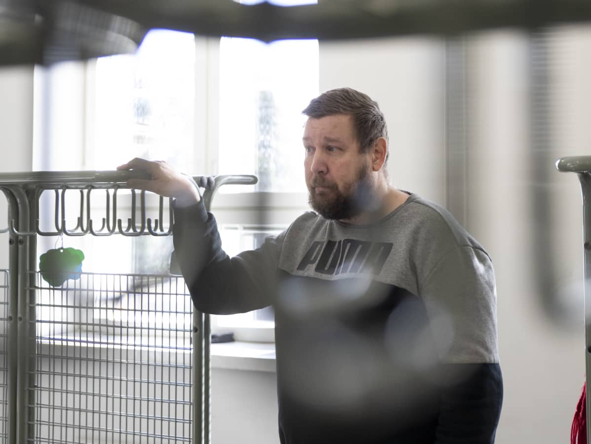 Jarno Jäppinen vanhan koulunsa käytävällä.