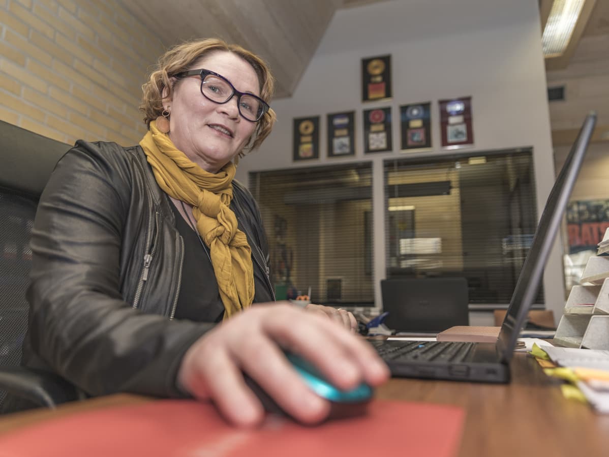 Kirsi Myllynen Dex Viihde.