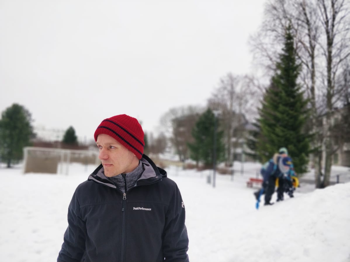 Kuvassa on lastenhoitajana toimiva Henri Pursiainen.