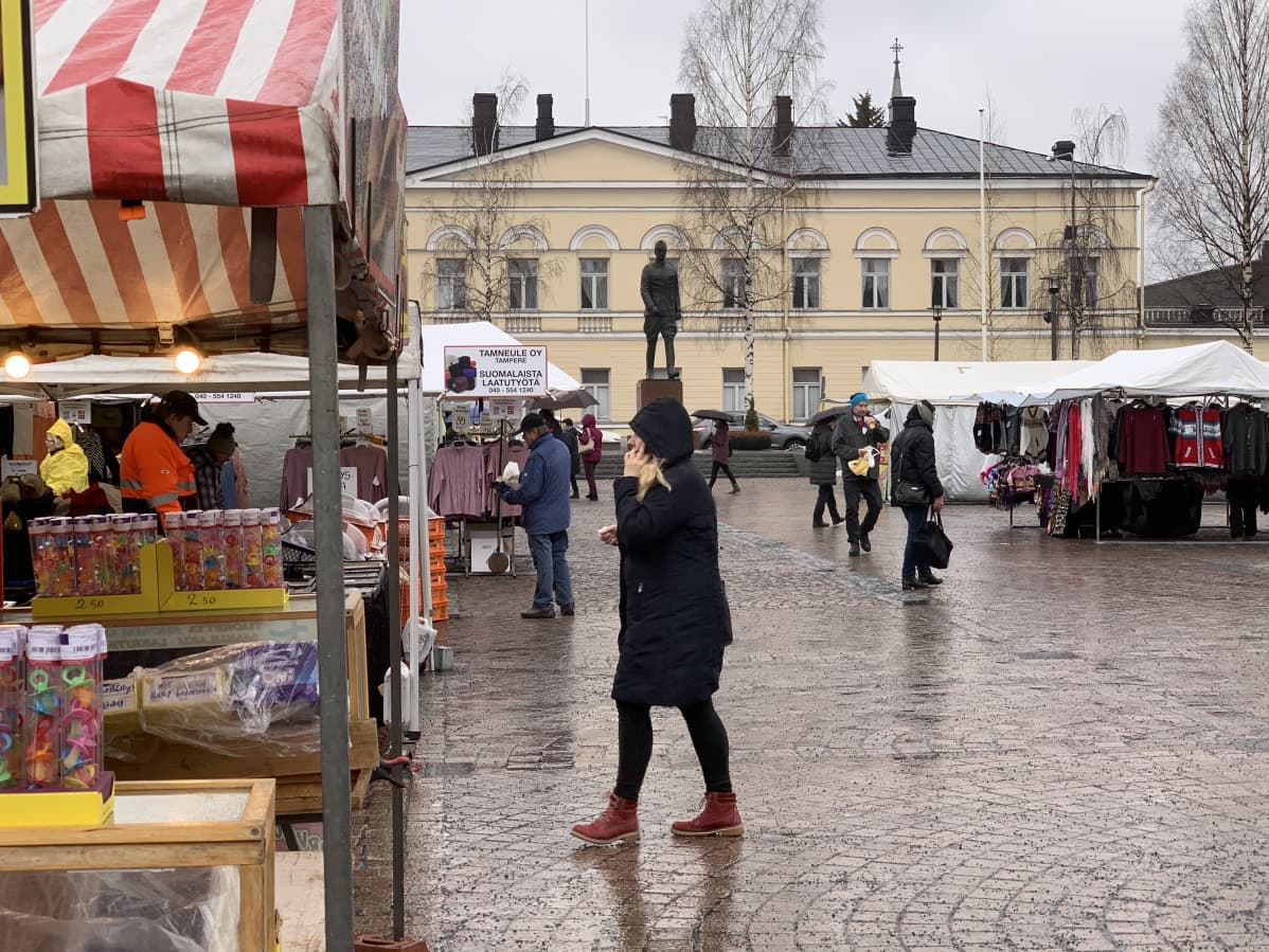 Maalismarkkinat Mikkelin torilla. Paikalla on paljon erilaisia torikauppiaita.