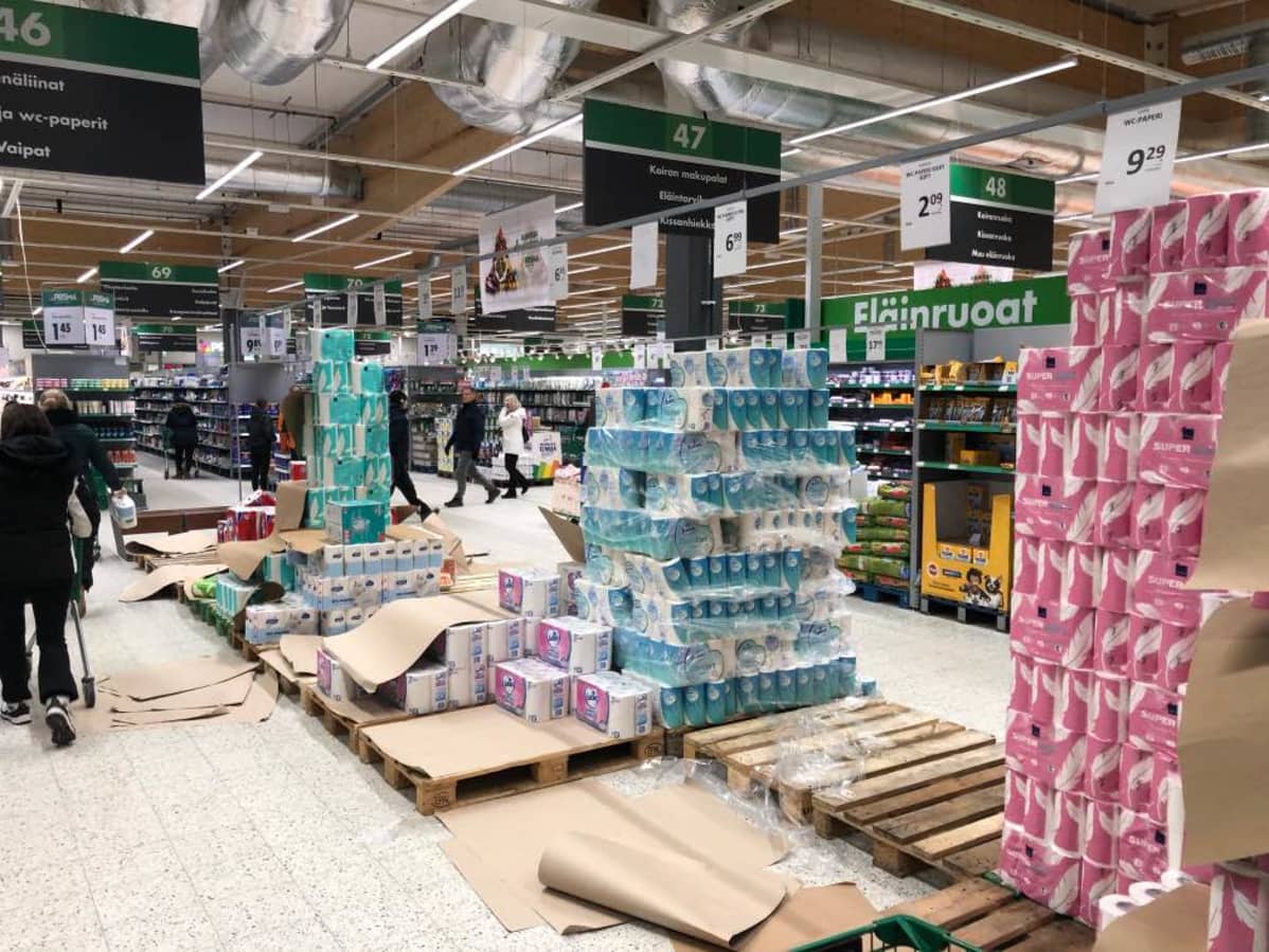 Tyhjiä hyllyjä jyväskyläläisessä kaupassa.