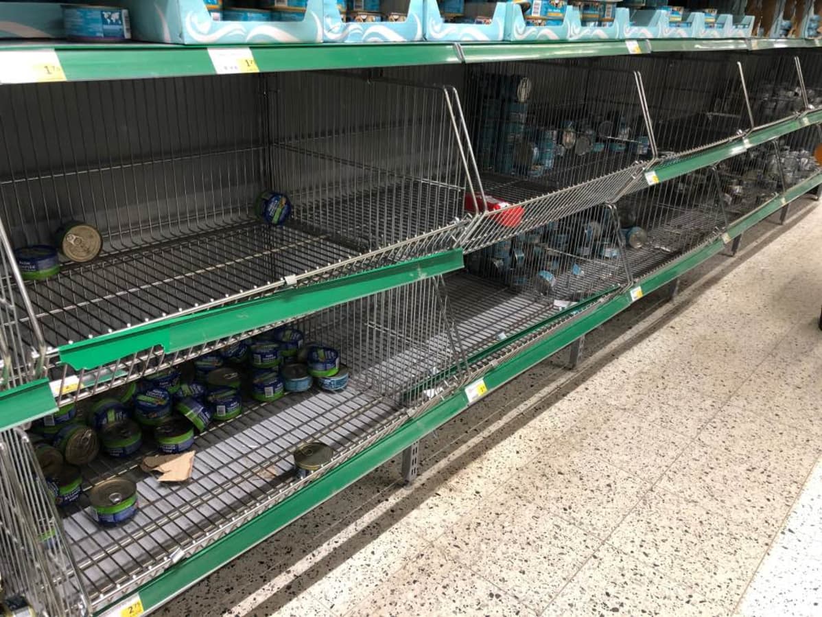 Tyhjiä hyllyjä jyväskyläläisessä kaupassa.