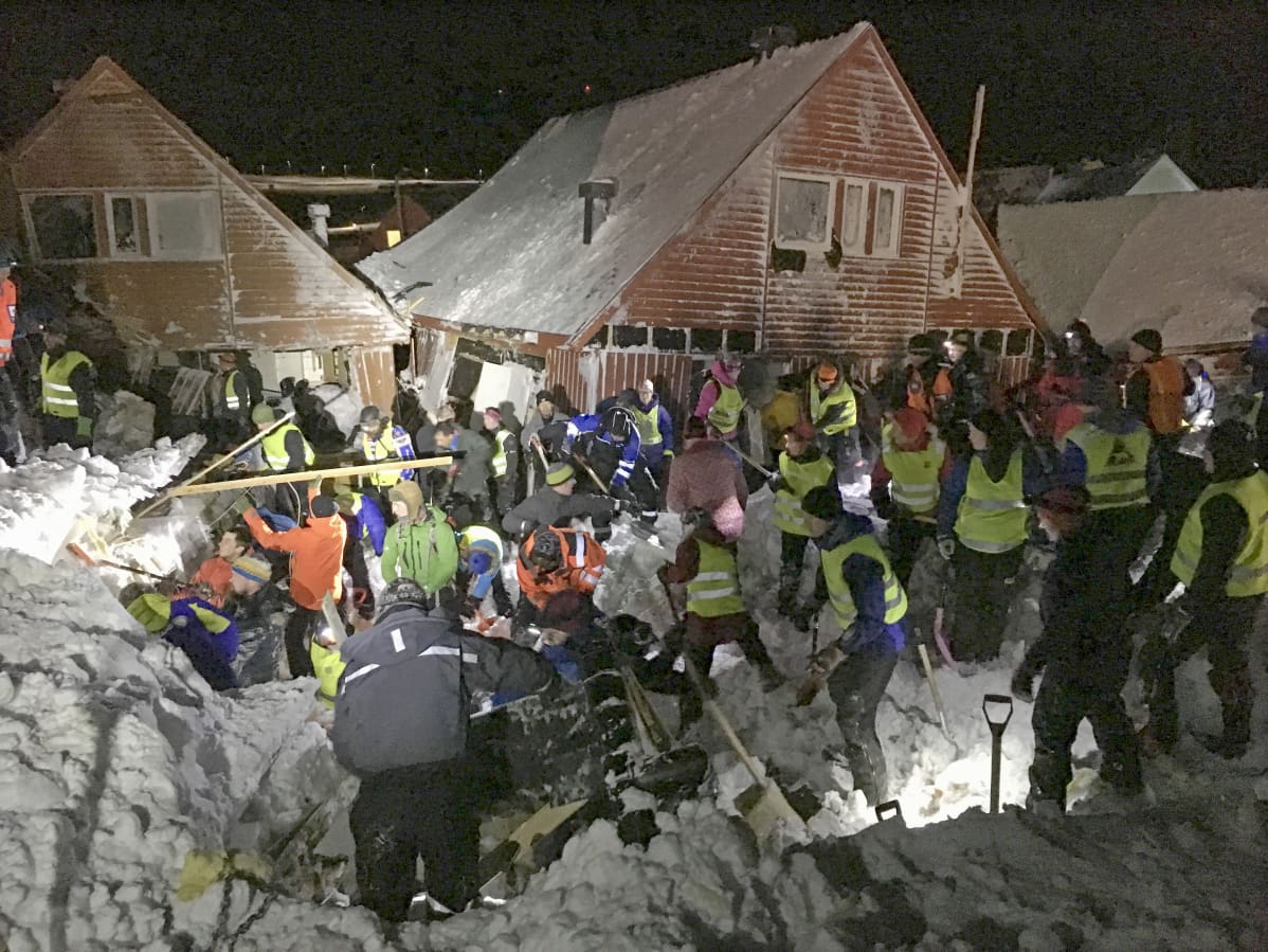 Pelastushenkilöstö raivaa vuoden 2015 lumivyöryn tuhoja