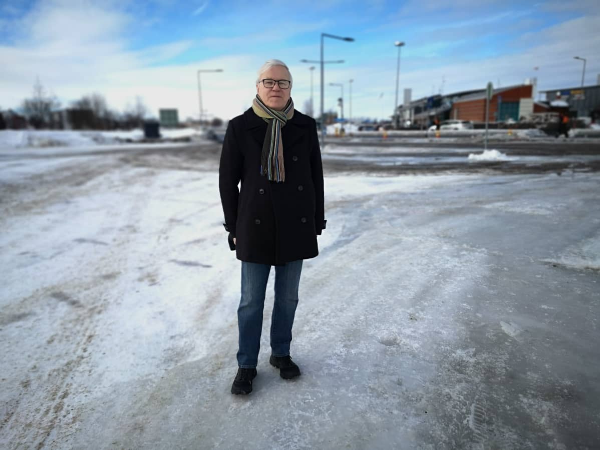 Matti Alm seisoo valtakunnan rajan lähellä Torniossa