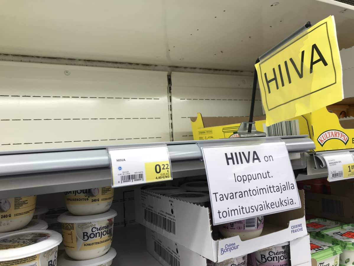 Tyhjä hiivahylly ruokakaupassa.