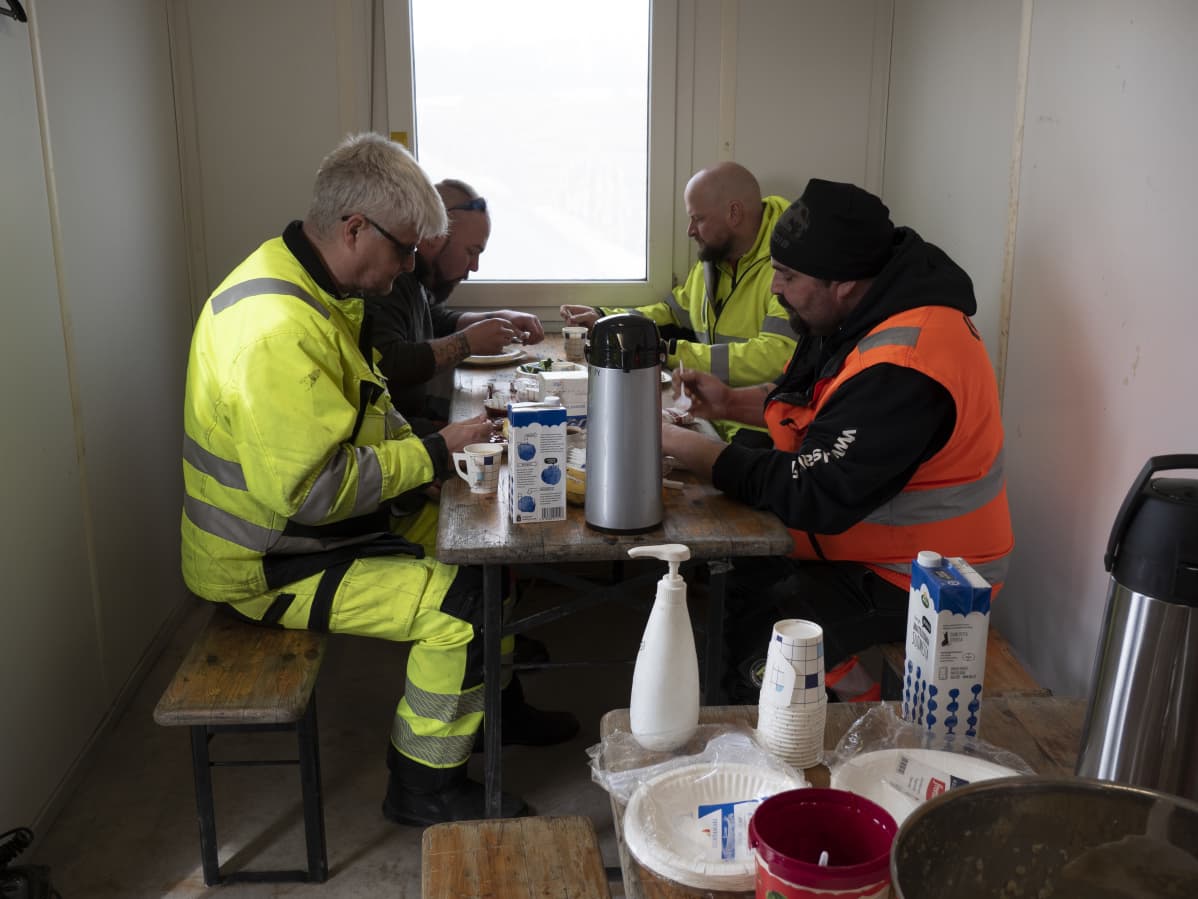 Vuorsola Oy:n kuljettajat välipalalla.