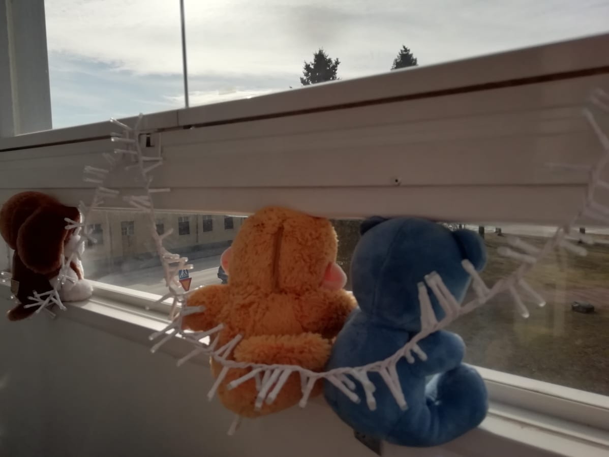 Pehmolelut istuvat ikkunanlaudalla.