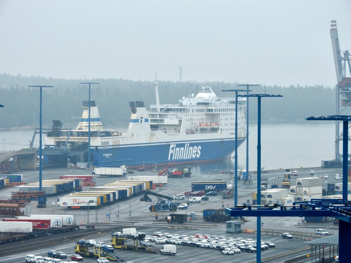 Finnlinesin autolautta Helsingin satamassa Vuosaaressa.