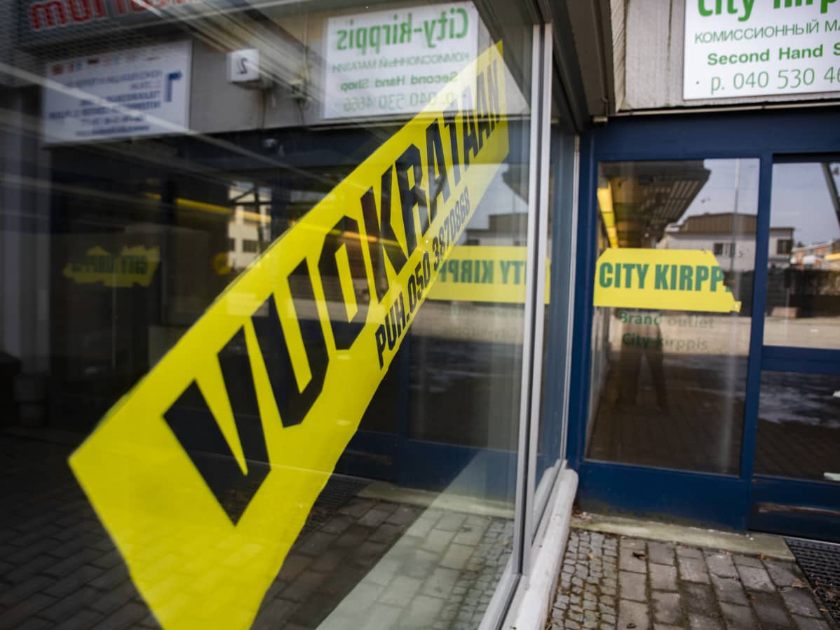 Vuokrataan -kyltti tyhjän liikehuoneiston ikkunassa Imatralla.