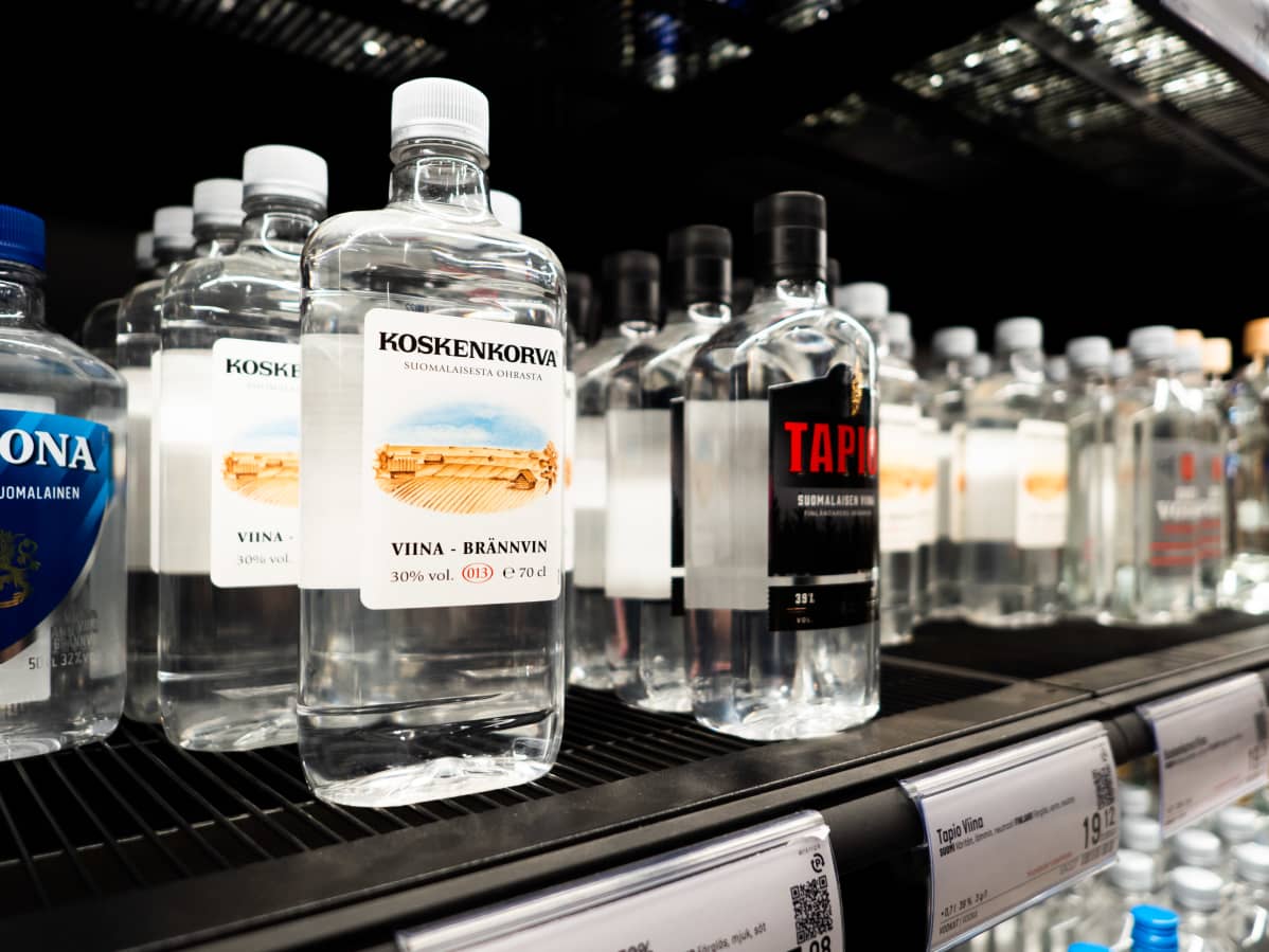 Alkoholituotteita Alkon hyllyllä.