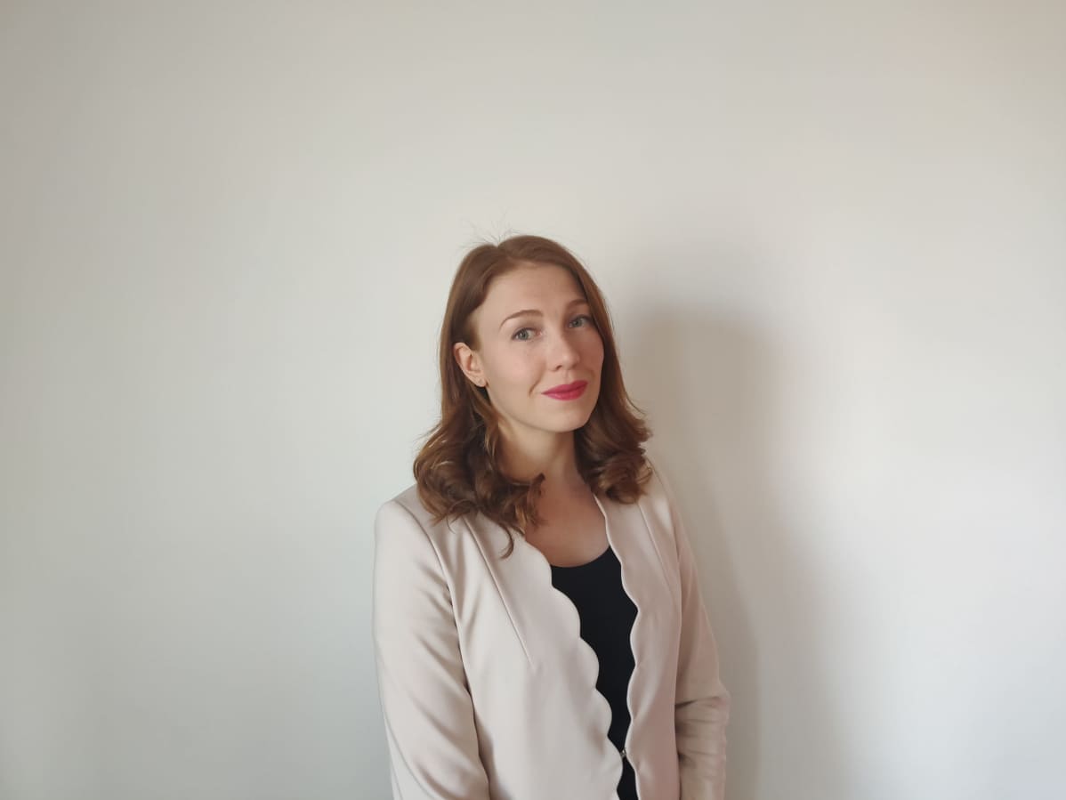 Lakimies Laura Mattila toimii Digi- ja väestötietoviraston nimiosaston ryhmänjohtajana.